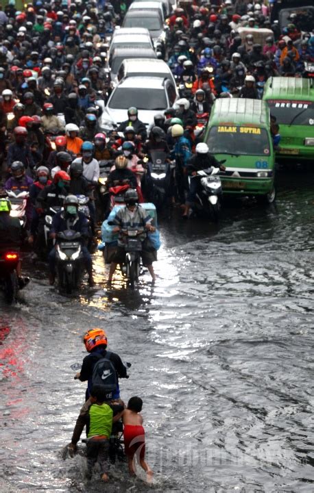 Banjir Di Jalan Cibaduyut Raya Akibatkan Kemacetan Parah Foto