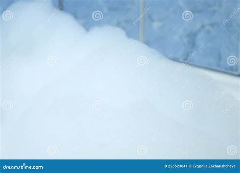 пена в ванной на фоне синей плитки. Стоковое Изображение - изображение ...