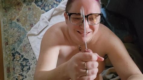 Süße MILF nimmt Hochgeschwindigkeits Gesichtsbesamung auf Brille POV xHamster