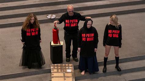 Russische Punkband Pussy Riot Verachtende Aktionskunst Gegen Putin
