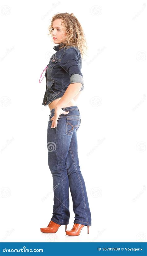 Blonde Hermoso De La Mujer Joven Que Coloca El Cuerpo Completo En Aislante De Los Vaqueros Foto