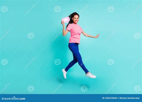 Foto De Perfil De Cuerpo Completo Del Peinado De Brunette Dulce