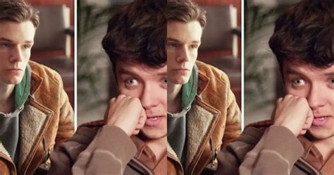 Thức đêm cày phim Sex Education tôi bật khóc nhận ra mình đã làm con trai đau khổ năm