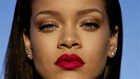 Rihanna Mostra Bumbum Usando Lingerie Transparente