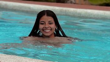 Une Latina Aux Gros Seins Sexy Nage Nue Et Se Doigte La Chatte XVIDEOS