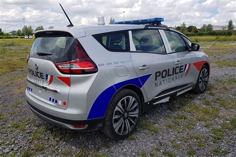 Des Renault Grand Scénic sérigraphiés pour la Police Nationale