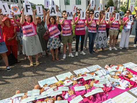 Sit In Delle Mamme Gay Davanti Al Tribunale Di Padova Notizie Ansa It
