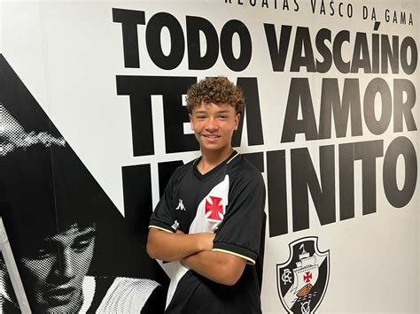 Vasco Assina Contrato Dois Irm Os Das Categorias De Base Vasco