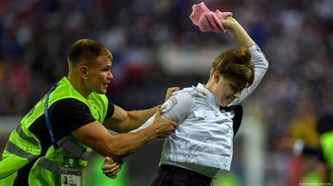 Суд оштрафовал участников акции Pussy Riot на ЧМ 2018 DW 25 07 2018