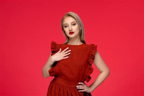 Robe rouge jolie jolie fille blonde vêtue d une robe bordeaux avec du rouge à lèvres Photo