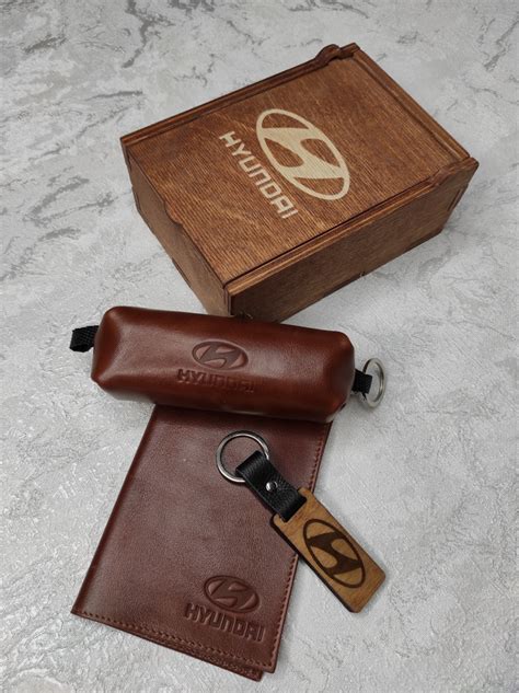 Новогодний подарочный набор в деревянном боксе: обложка, брелок и ...