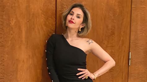 Simplemente Maravillosa Thati Lira Se La Juega Con Postal En Bikini RadioActiva