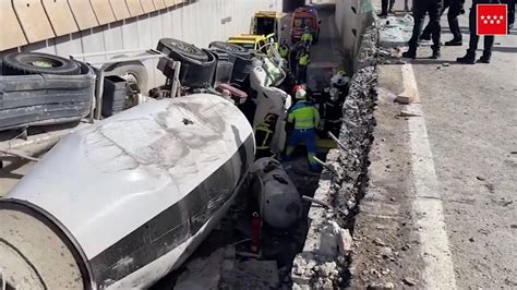 Vídeo Una hormigonera vuelca y cae sobre un coche desde 3 metros de altura