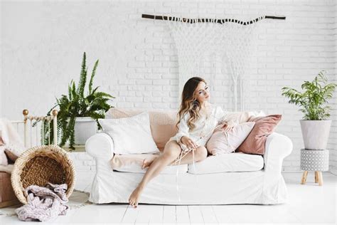 Blonde Modelmeisje Met Blauwe Ogen En Zachte Make Up In Kant Peignoir En In Witte Lingerie Met