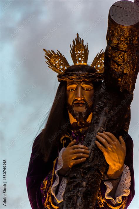 Cofradía de Nuestra Señora del Amparo de Toledo con los pasos de Virgen