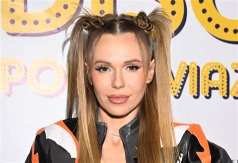 Doda w bikini stoi na wielkim łabędziu Fani Jak stare wino FOTO Gwiazdy MAXX News