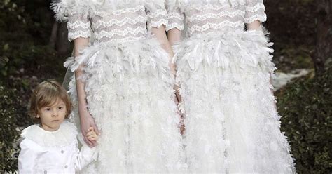 Em Desfile Chanel Usa Duas Noivas Para Apoiar Casamento Gay