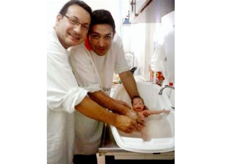 Bebê HIV é adotada por casal gay depois de ser rejeitada por 10 famílias Pais e Filhos