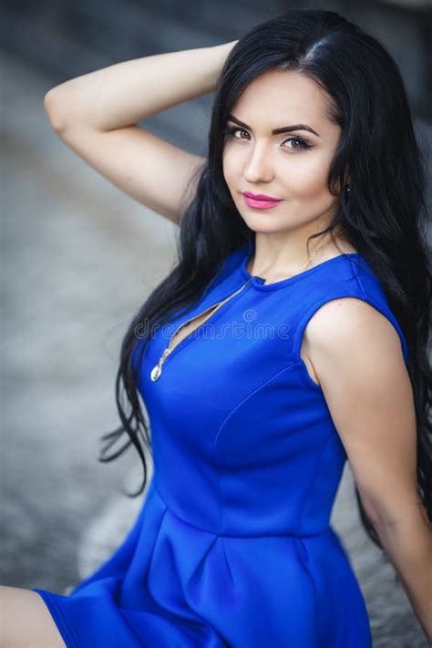 Belle Femme Dans Une Robe Bleue Sexy Image stock - Image du marche ...