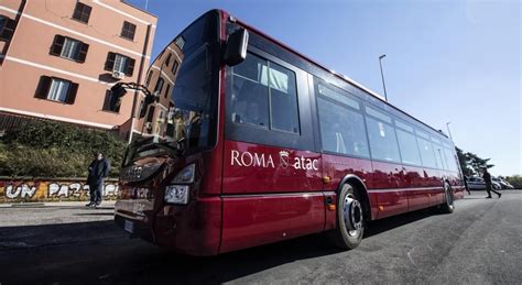 Roma Litiga Con La Fidanzata E Rompe A Testate Il Vetro Del Bus