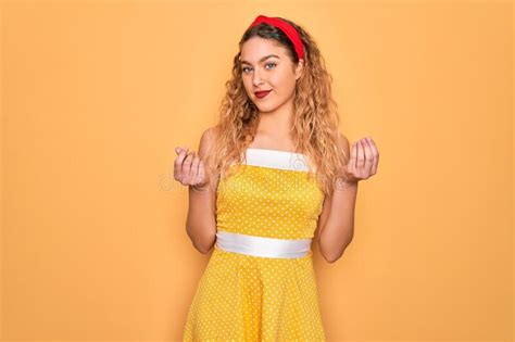 Belle Blonde Pinup Femme Aux Yeux Bleus Portant Le Diadem Debout Sur Fond Jaune Faisant Geste D