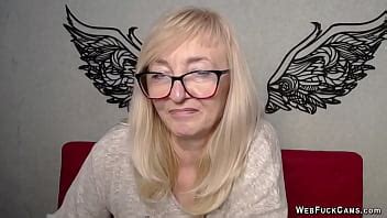 Señora madura rubia amateur con gafas en la webcam XVIDEOS