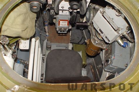 Вид на место командира-наводчика. Слева окуляр прицела-дублёра 1П67, в ...