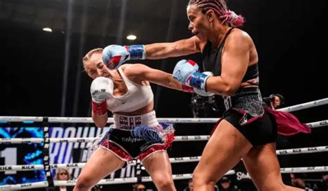 người đẹp bikini so găng căng thẳng trận Boxing tay trần kết quả ngỡ ngàng