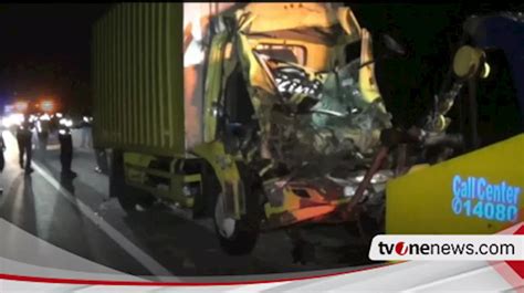 Perbaiki Ban Lepas Truk Tronton Ditabrak Truk Boks Di Jalan Tol Ngawi