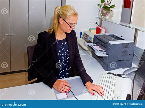 W biurze młoda sekretarka zdjęcie stock. Obraz złożonej z blondyny ...