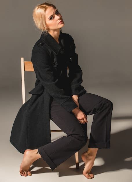 Beauté Femme Blonde Sur Chaise Photo Gratuite