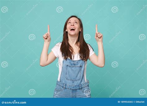 Jovencita De Brunette Emocionada Con Ropa De Denim Casual Posando Aislada En El Estudio De Fondo