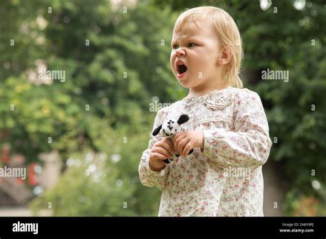 Beautiful blonde girl scream Banque de photographies et dimages à haute résolution Alamy