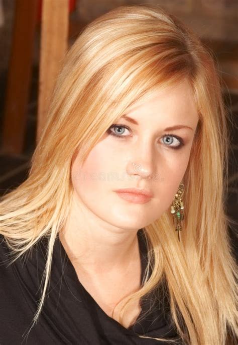 Belle Fille Blonde Avec Des Yeux Bleus Photo Stock Image Du Beau Caucasien