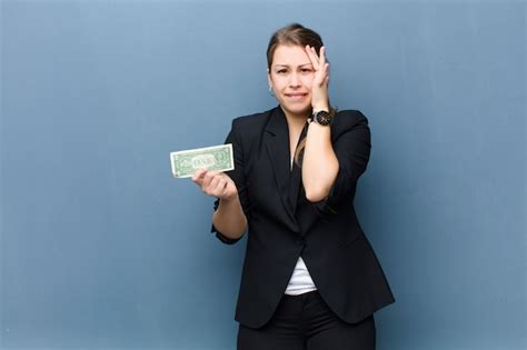 Jeune Femme Blonde Avec Des Billets En Dollars Sur Le Mur De Grunge Photo Premium