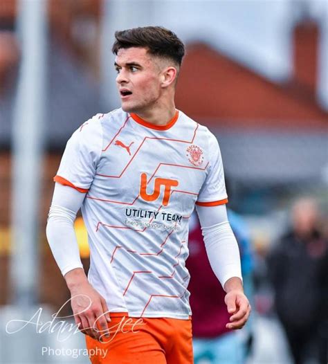 Quién es y dónde juega El primer futbolista europeo activo en declarse abiertamente gay solo