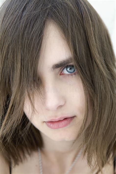 Retrato Del Brunette Hermoso Joven Imagen De Archivo Imagen De Agujereado Retrato