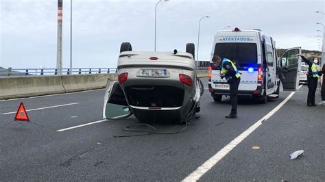 Aparatoso Accidente En La Tercera Ronda De A Coru A Con Un Coche Volcado