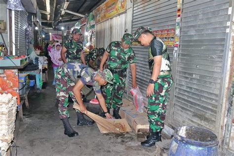 Kodim Kota Semarang Kerahkan Anggota Bersihkan Pasar