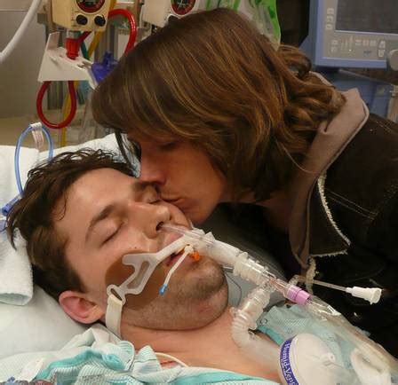 Ex defensores da cura gay aconselham outros pais religiosos após morte do filho