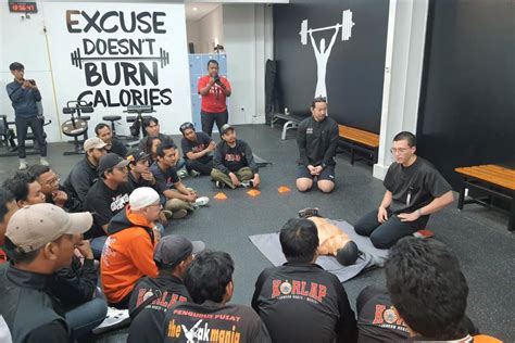 Eka Hospital Gym Latih Suporter Sepak Bola Pertolongan Pertama Situasi