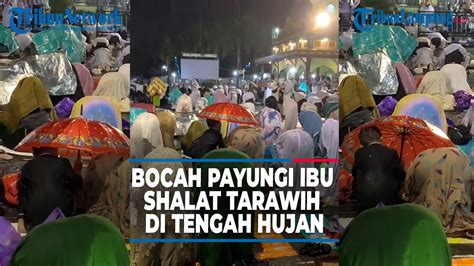 BOCAH PAYUNGI SANG IBU SAAT SHALAT TARAWIH DI TENGAH HUJAN BIKIN HARU