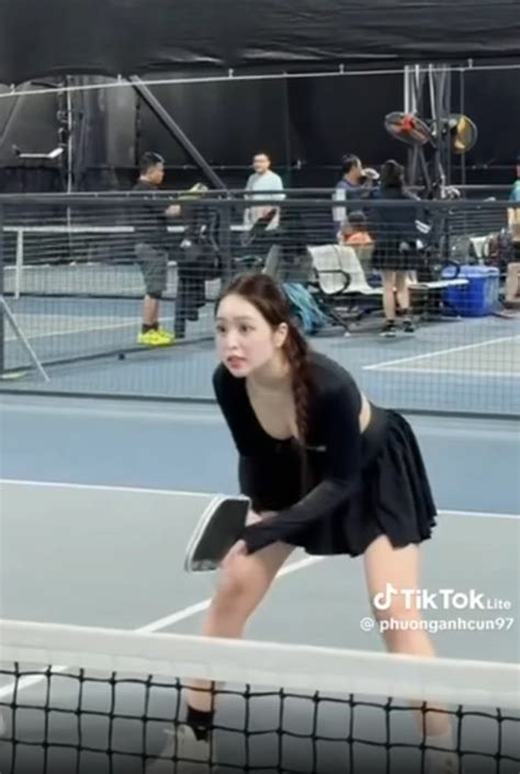 Hot girl Lê Phương Anh lên đồ khoét táo bạo đến sân pickleball Báo