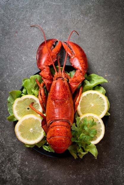 Langosta Hervida Con Vegetales Y Limón Foto Premium