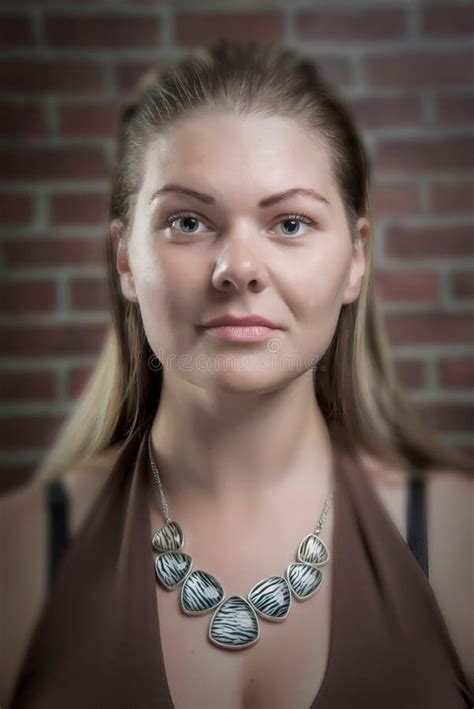 Het Portret Van Het Vrouwelijke Natuurlijke Kijken Blonde Vrouw Geen Maakt Omhoog Stock Foto