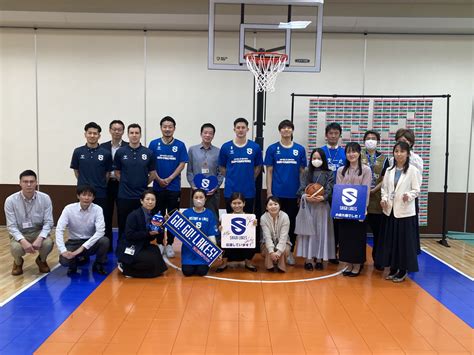 滋賀レイクス Shiga Lakes🏀 On Twitter オフィシャルパートナーのサン・クロレラ様の本社を テーブス海 選手 野本大智 選手、 狩野祐介 選手、ダビー・ゴメスhc