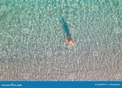 översta Vyn En Ung Vacker Naken Kvinna I En Hatt Som Tar Av Bikini I Havsvatten Fotot För