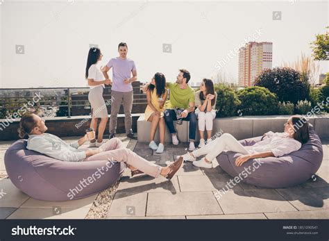 835 Speaking Crowd Outside Images Stock Photos And Vectors Shutterstock