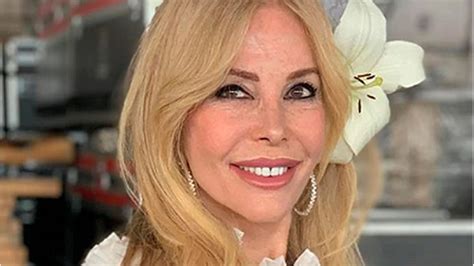 A Los A Os Graciela Alfano Pos Con Una Bikini Fluo Desde La Playa Y Enloqueci A Las Redes