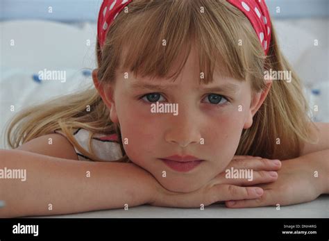 Portrait de petite fille blonde à la grave et triste à la caméra directement dans Photo Stock